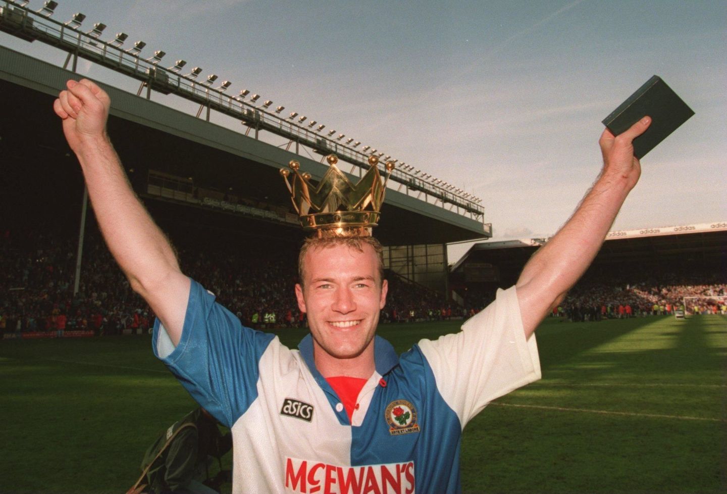 Alan Shearer celebrates winning 1994/95 Premier League