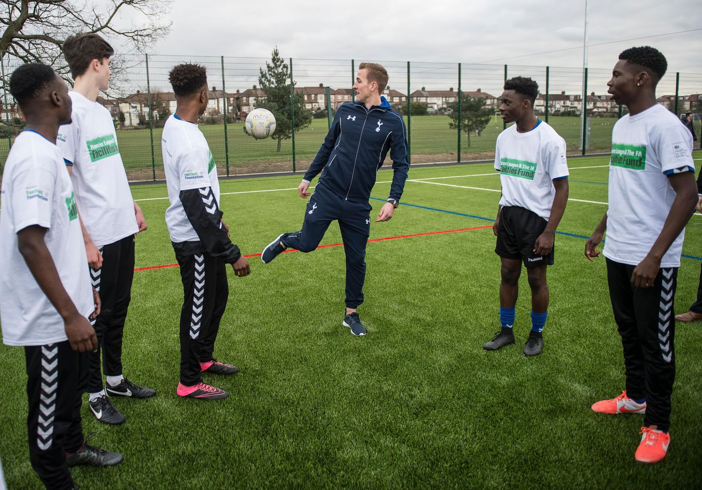 harry-kane-plfaff-090316-kicking-ball