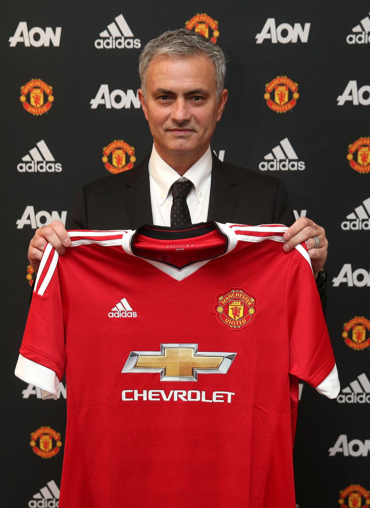 pulse-MUN-1516-jose-mourinho-signs-290616.jpg