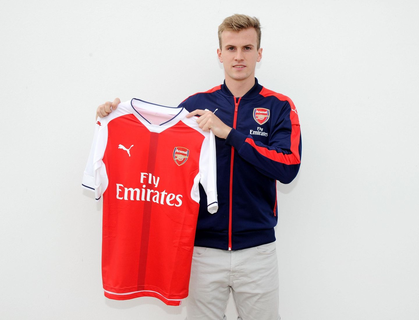 ARS-rob-holding-signs-shirt-220716.jpg
