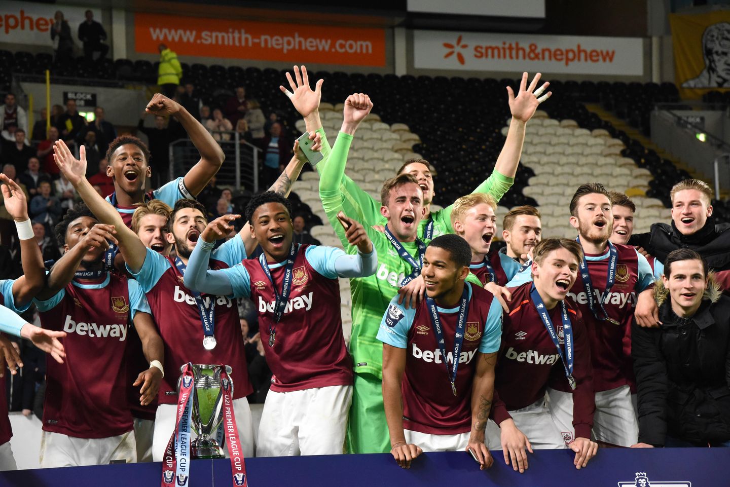 West Ham celebrate winning 2015/16 Under-21 Premier League Cup