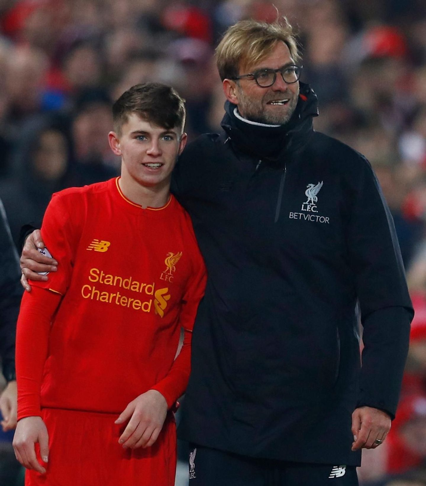 Liverpool manager Jurgen Klopp with Ben Woodburn as he prepares to come on