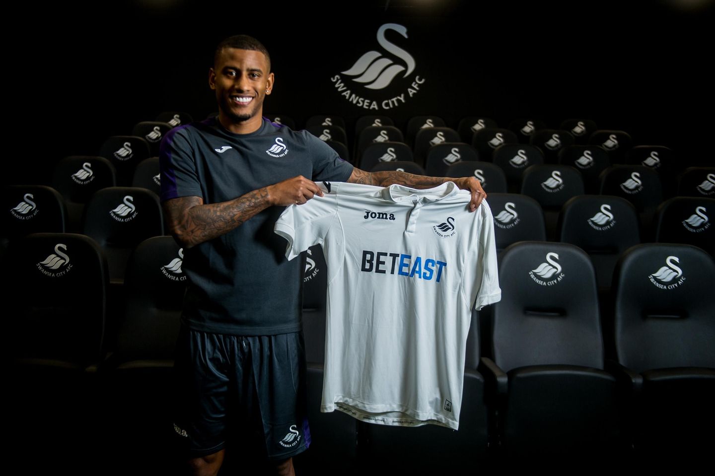 Luciano Narsingh signs for Swansea City