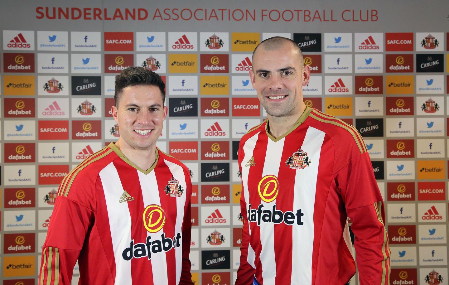 Bryan Oviedo and Darron Gibson join Sunderland