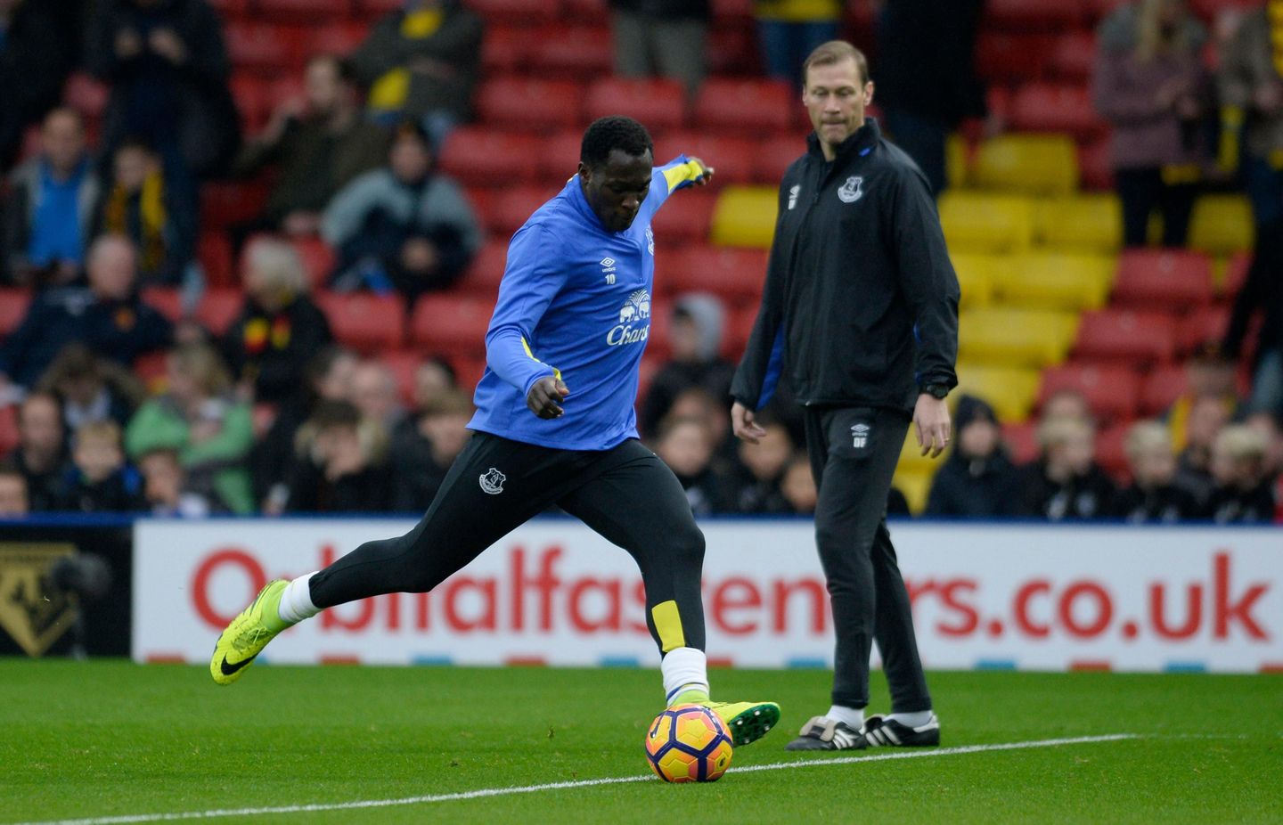 Romelu Lukaku warms up with Duncan Ferguson looking on