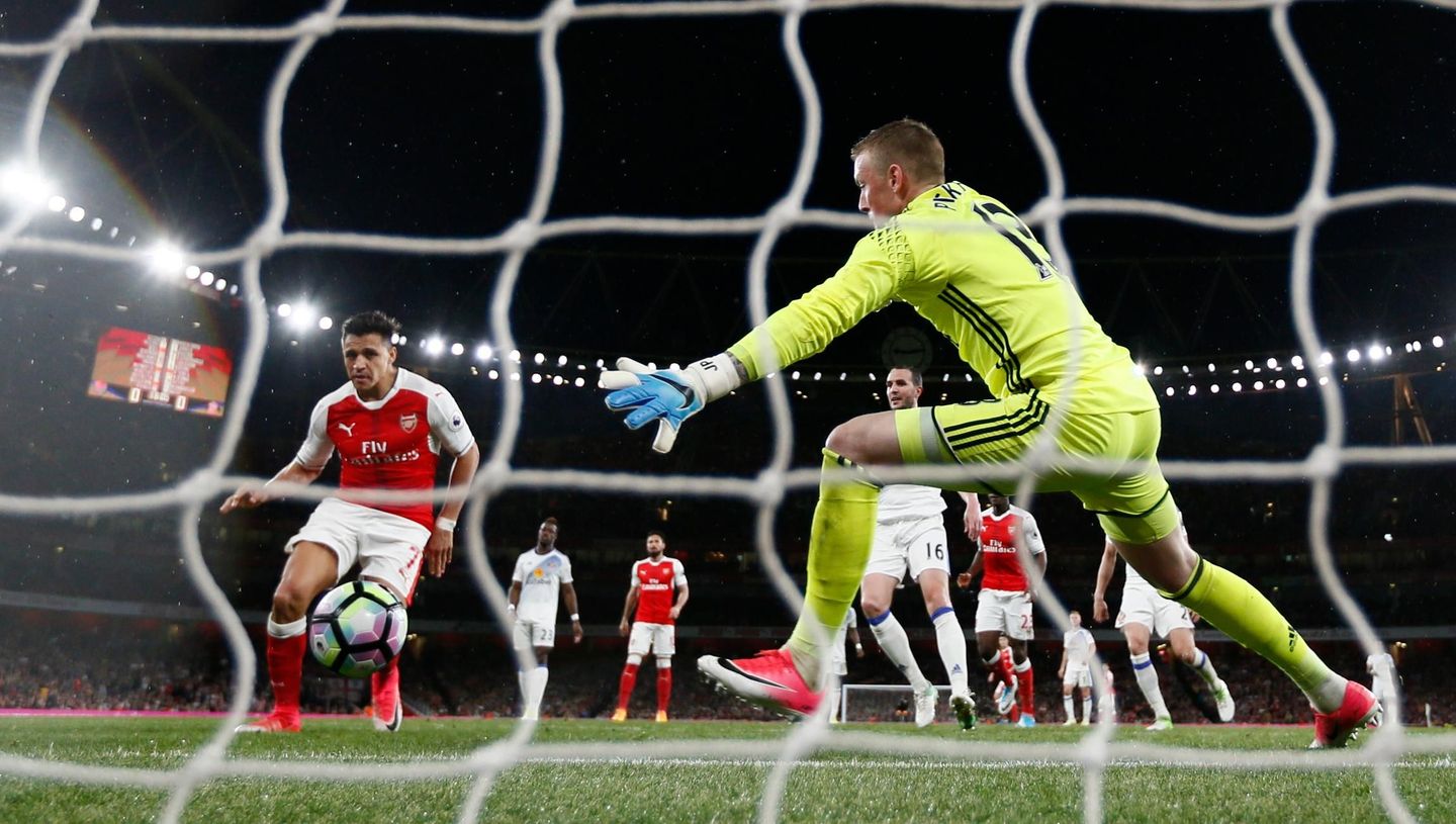 Arsenal's Alexis Sanchez scores against Sunderland