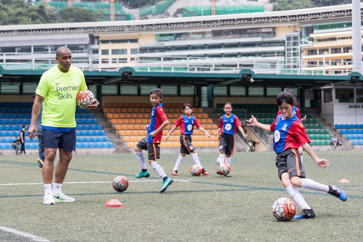 Mark Bright coaching schoolkids at the Premier League Asia Trophy launch
