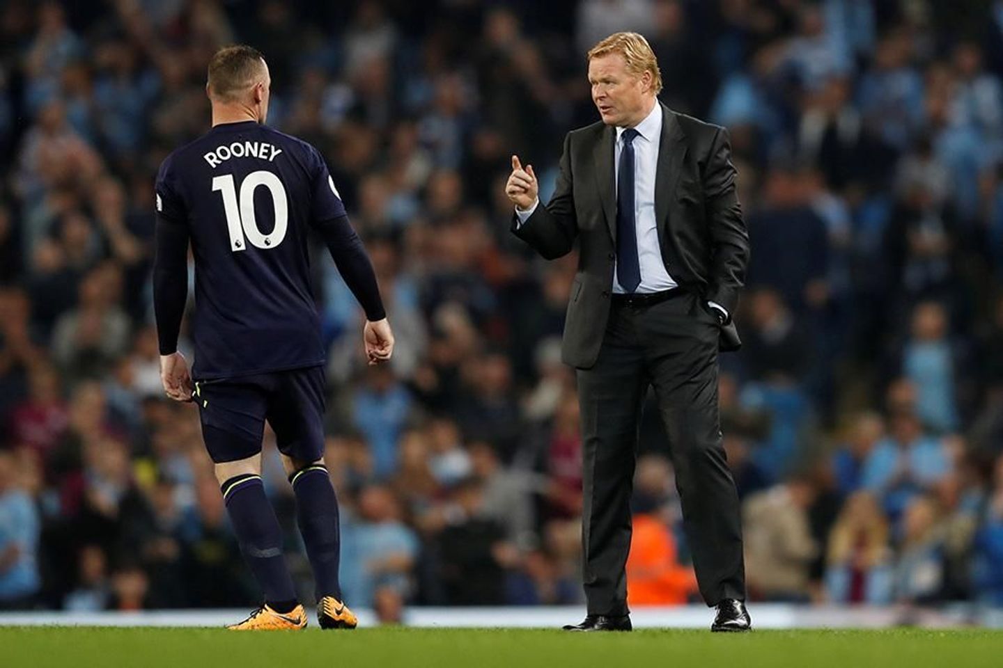 Ronald Koeman talks to Wayne Rooney