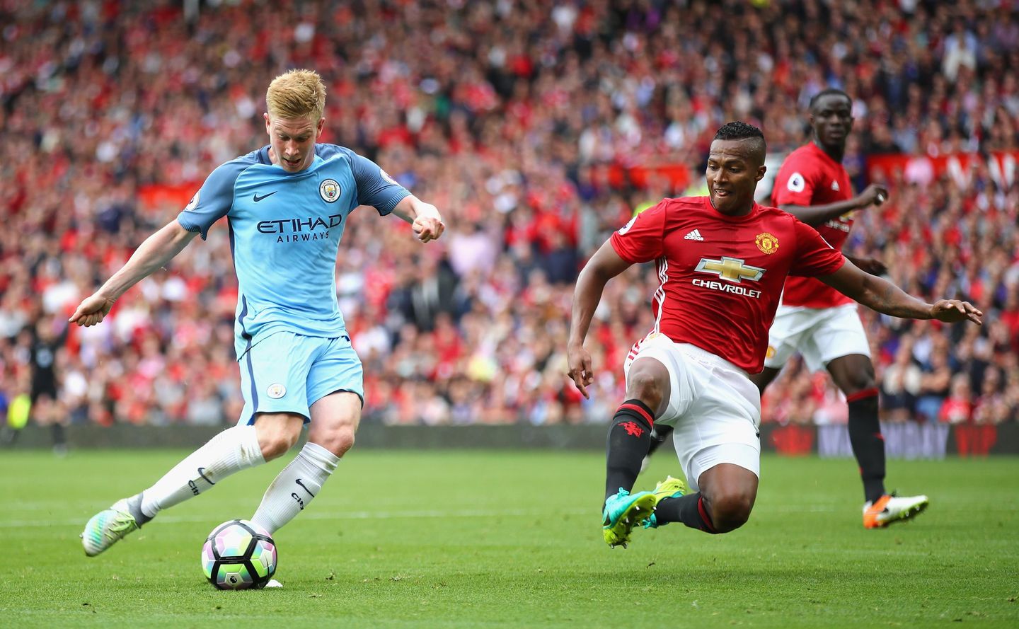 Kevin De Bruyne, of Manchester City, and Antonio Valencia, of Manchester United