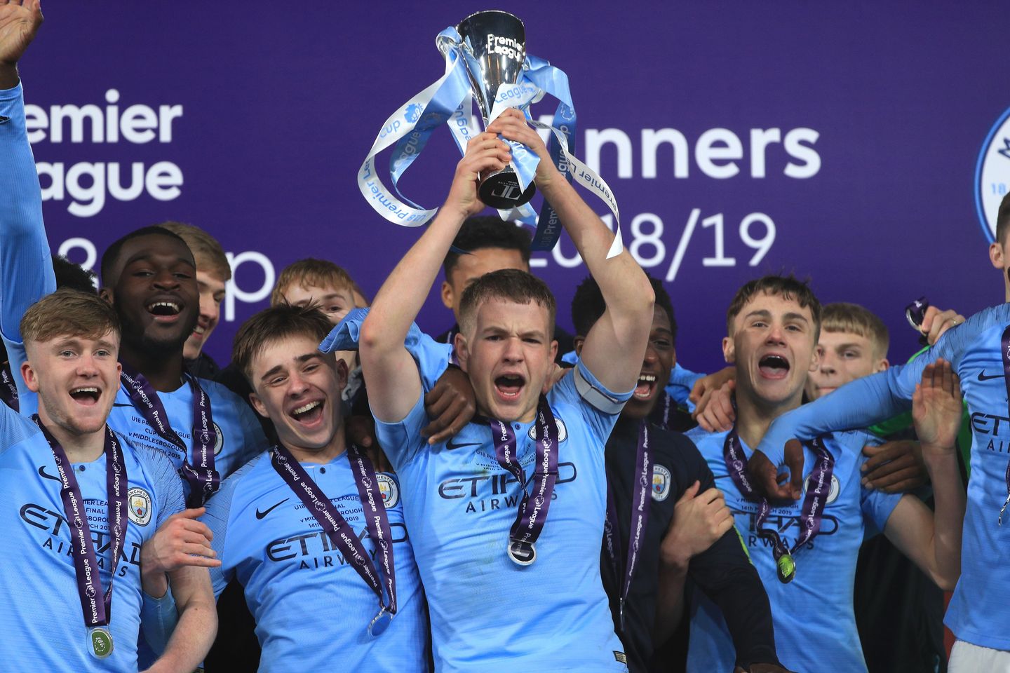 Man CIty U18 PL Cup trophy lift
