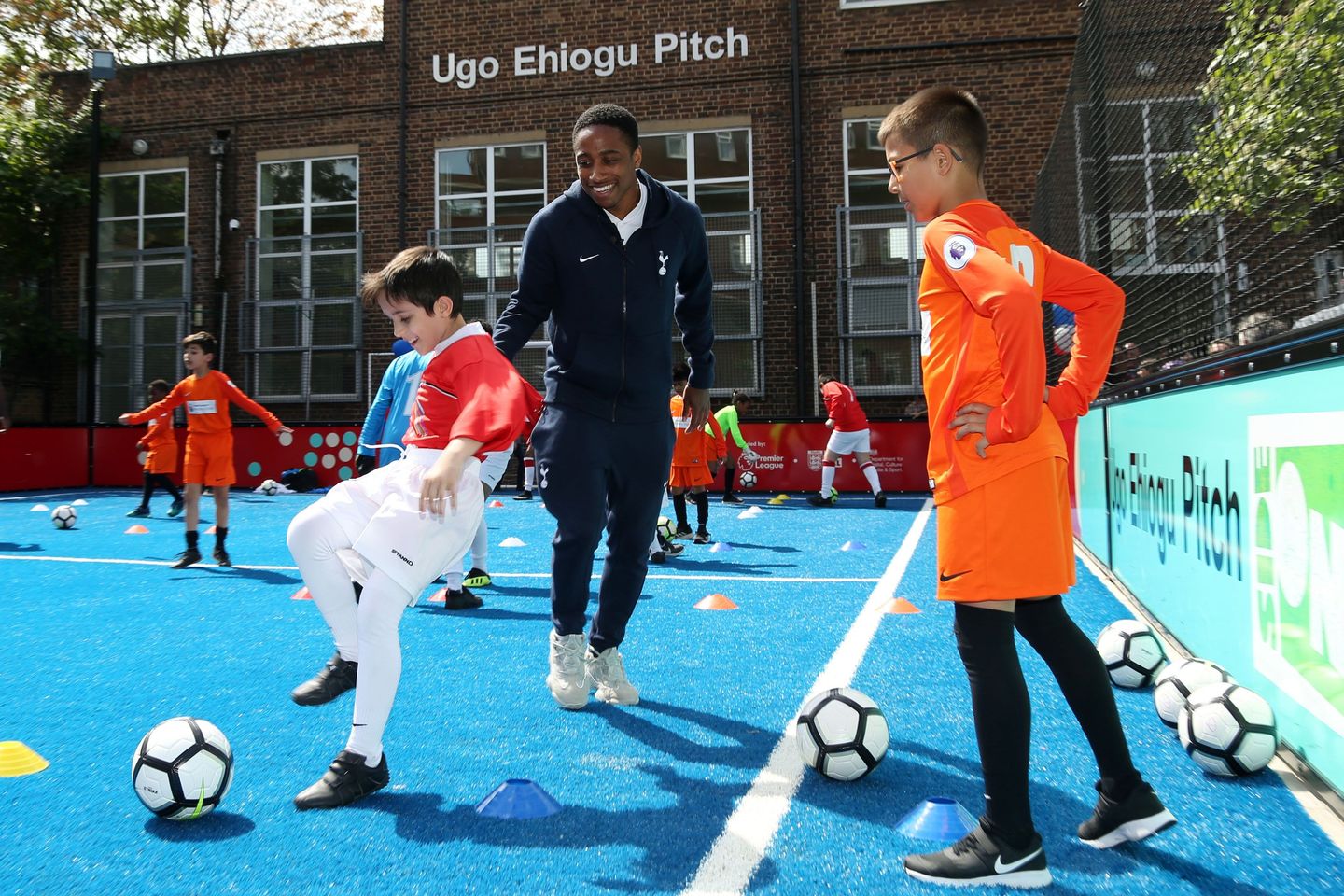 Kyle Walker-Peters and Seven Sisters schoolkids