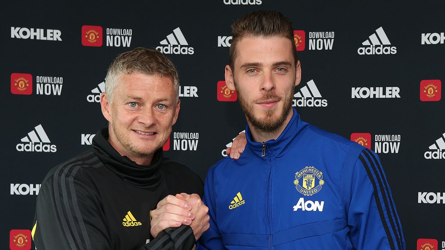 Ole Gunnar Solskjaer shakes hands with David De Gea