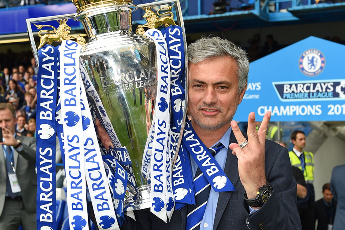 https://resources.premierleague.pulselive.com/photo-resources/2019/11/20/5026e02c-1677-48cb-b1a0-2151e03b9885/Jose-Mourinho-Premier-League-Trophy-Chelsea.png?width=1440