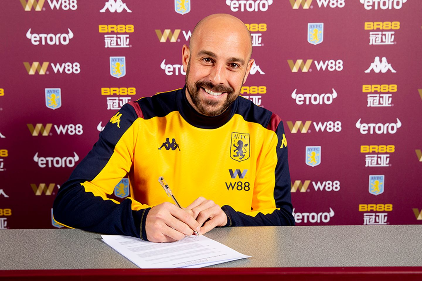 Pepe Reina signs for Aston Villa