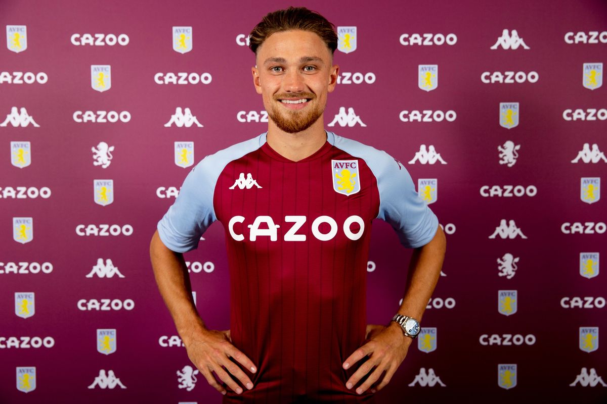Matty Cash w koszulce Aston Villi w dniu transferu, wrzesień 2020