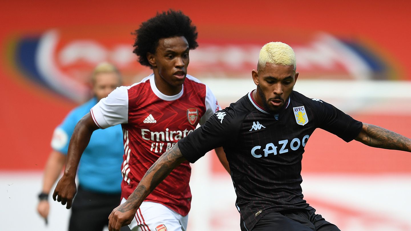 Willian in action against Douglas Luiz