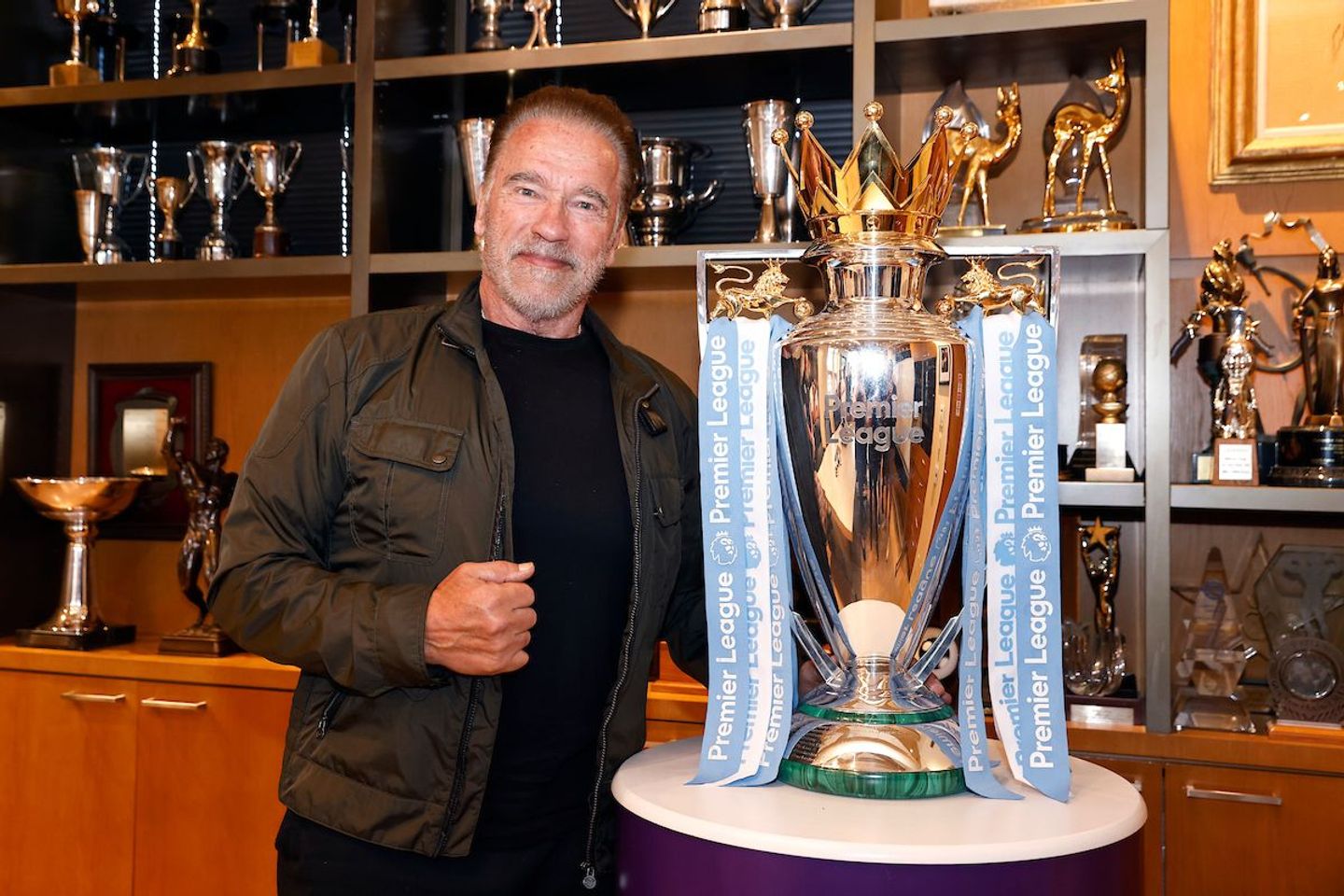 Schwarzenegger + Trophy 3