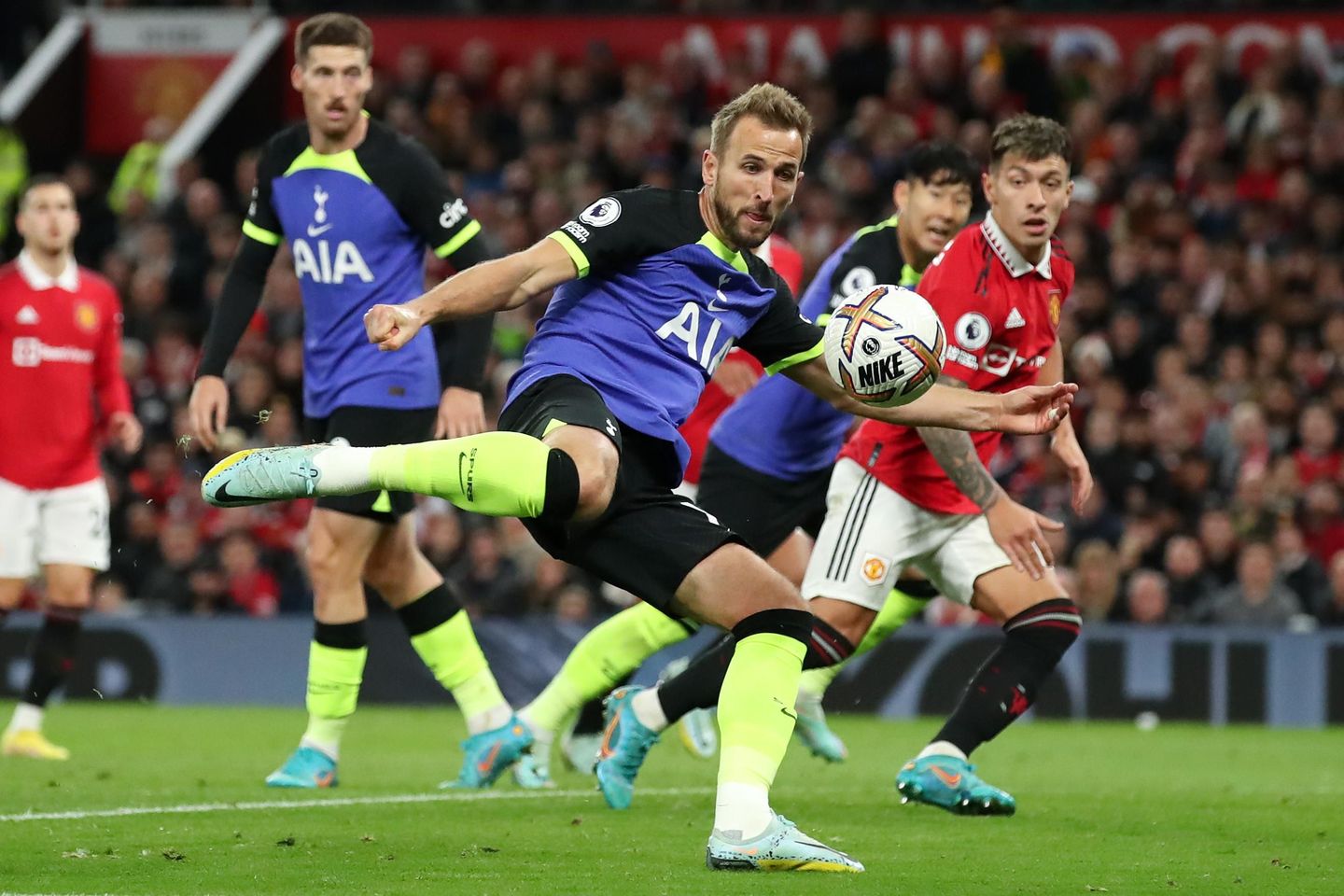 Manchester United v Tottenham Hotspur - Premier League