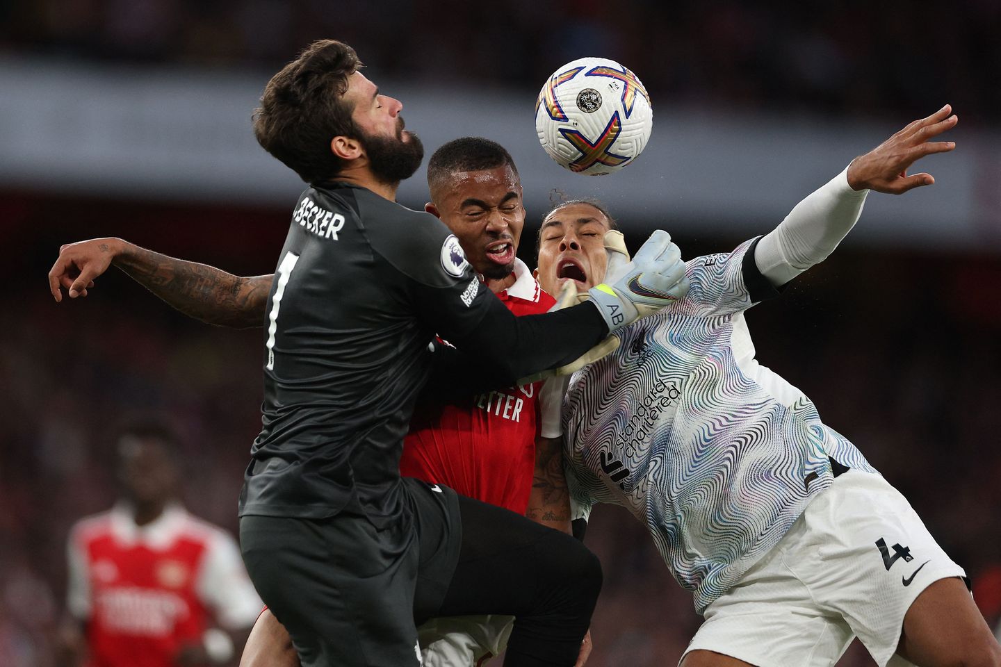 ARSLIV Alisson grabs the ball