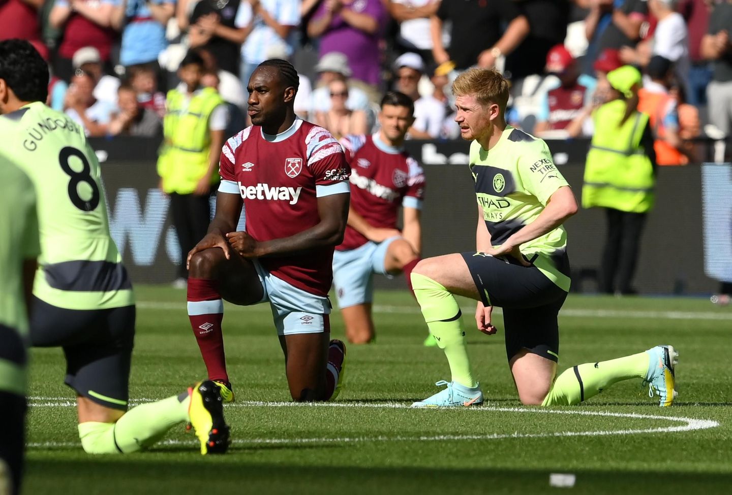 Michail Antonio and Kevin De Bruyne take the knee