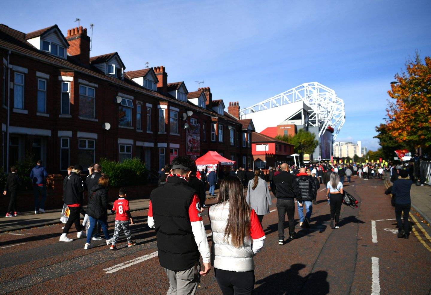 Man Utd fans walk to Old Trafford