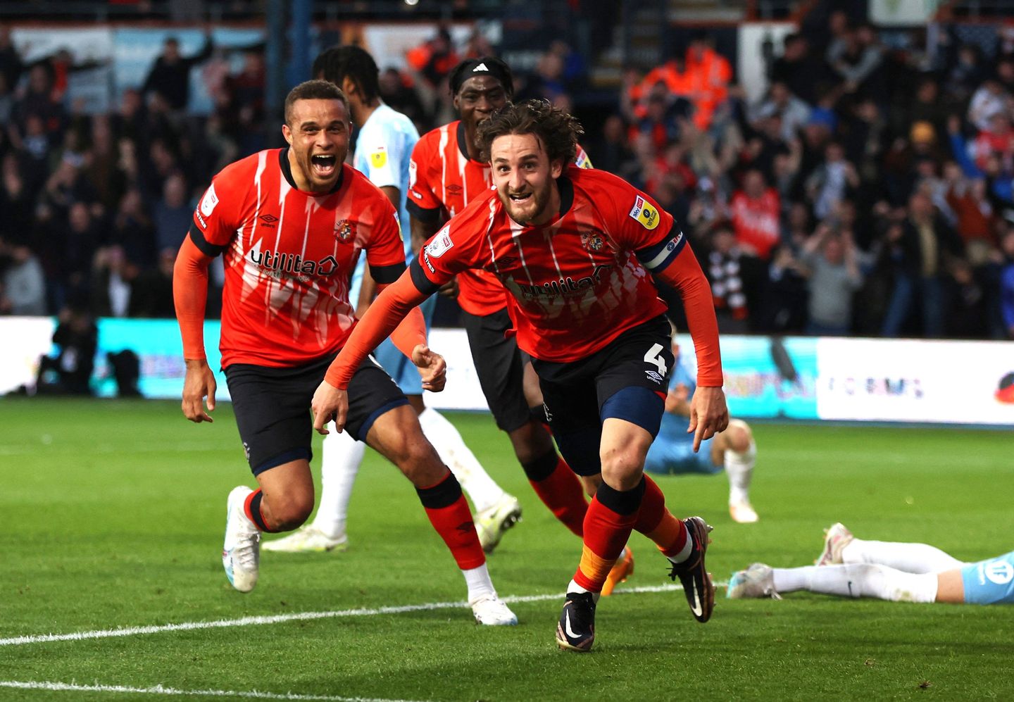 Luton Towns Tom Lockyer celebrates his goal v Sunderland