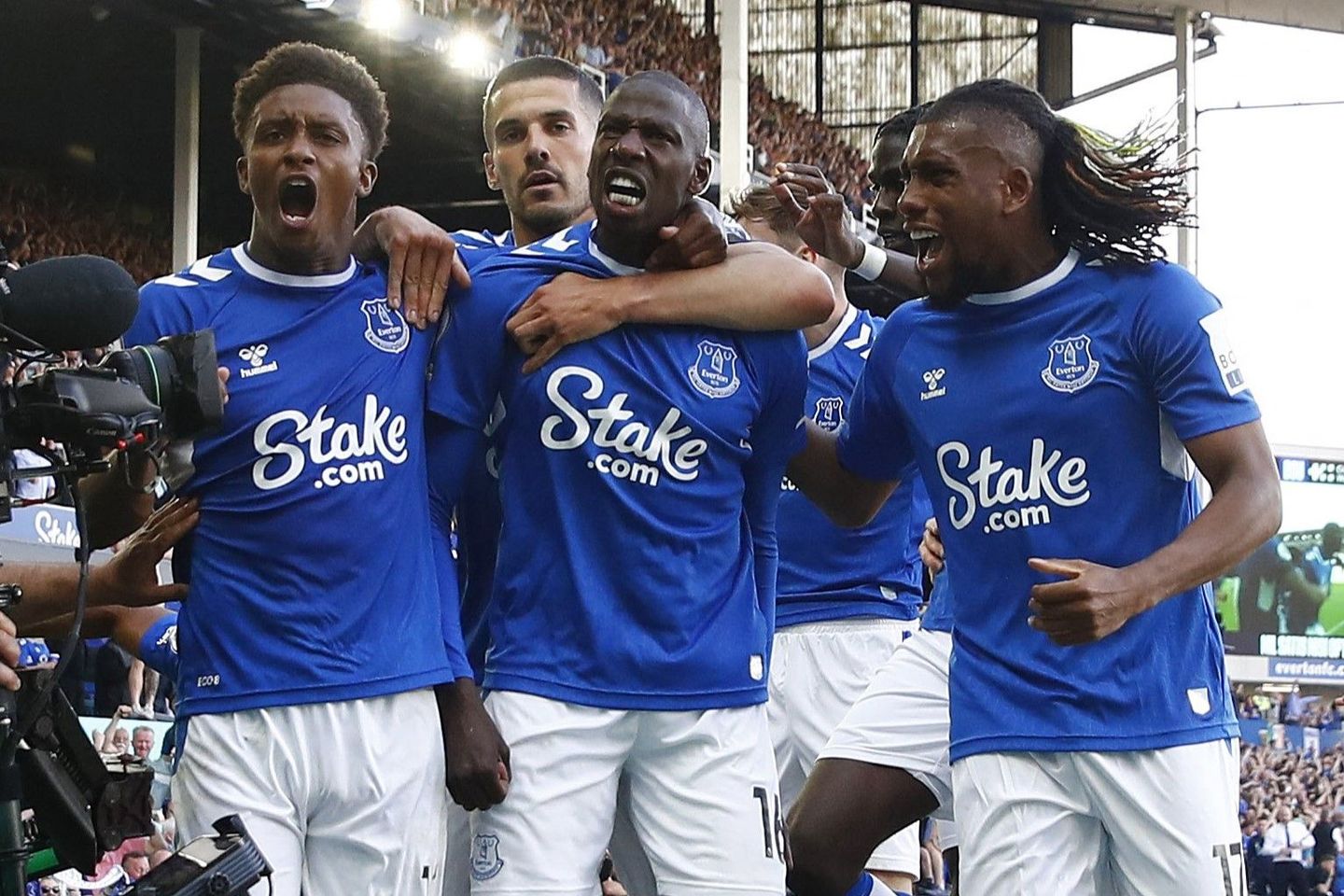 Everton celebrate Doucoure goal