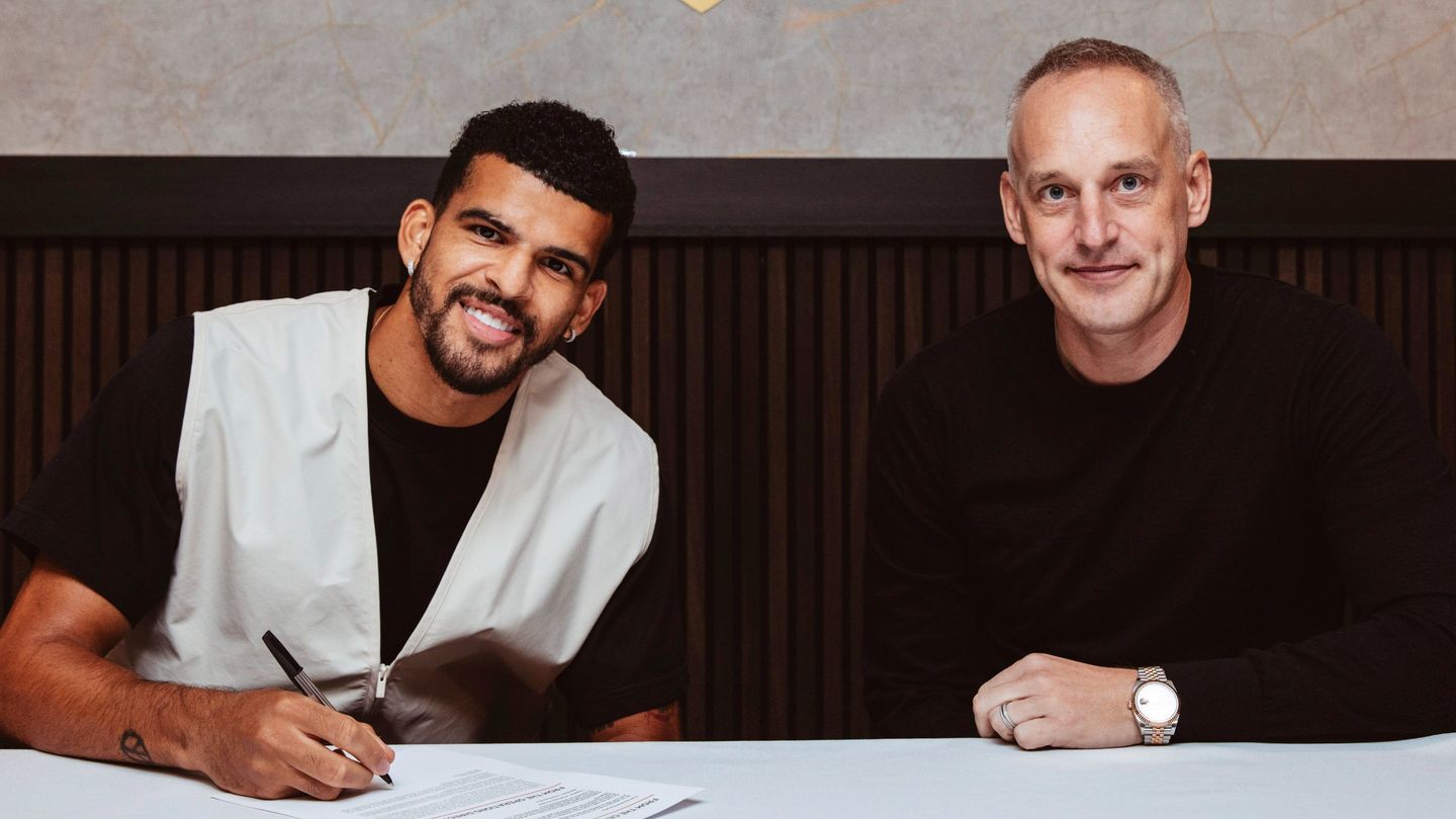 Dominic Solanke signs his new contract