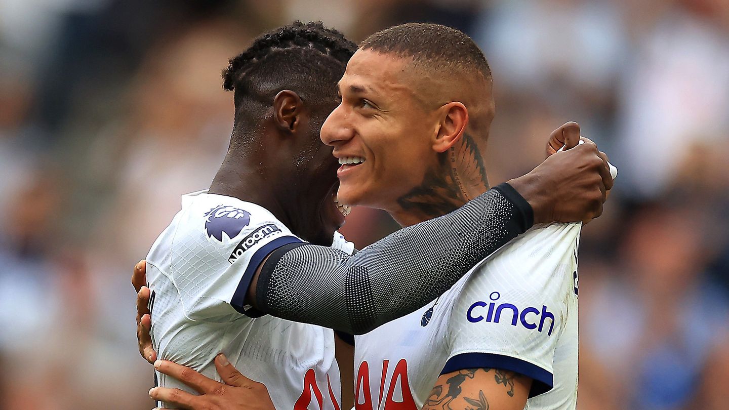 Richarlison celebrates with Yves Bissouma