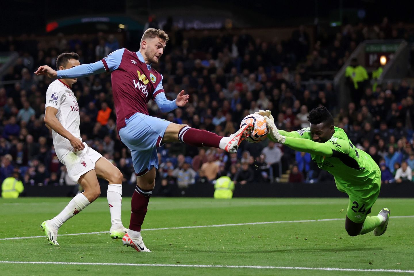 Burnley FC v Manchester United - Premier League