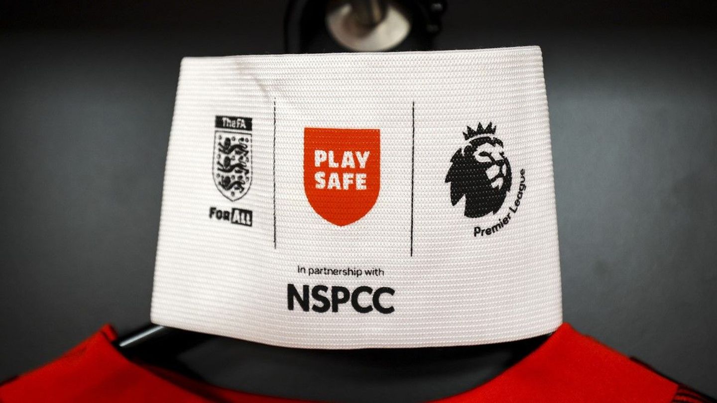 Play Safe armband cropped