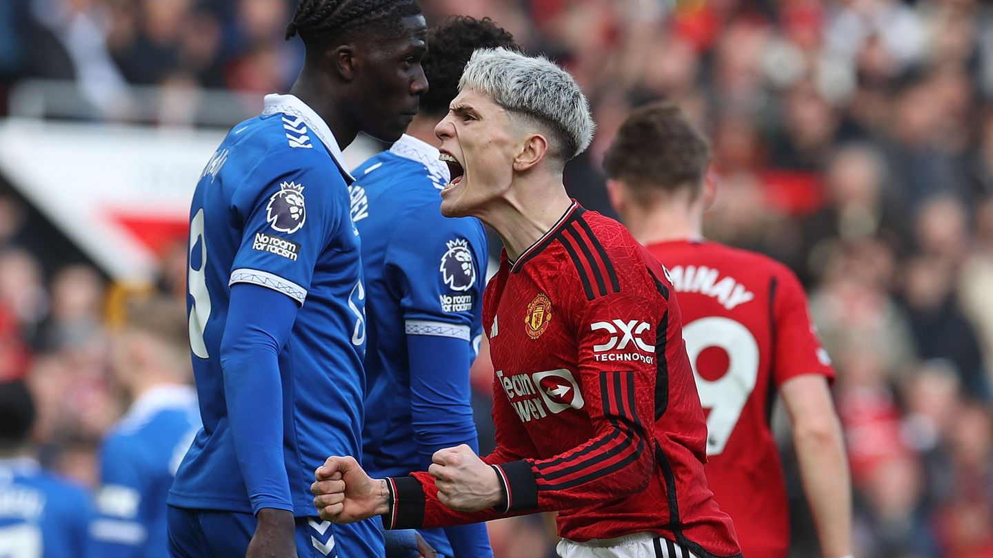 Alejandro Garnacho celebrates his penalty