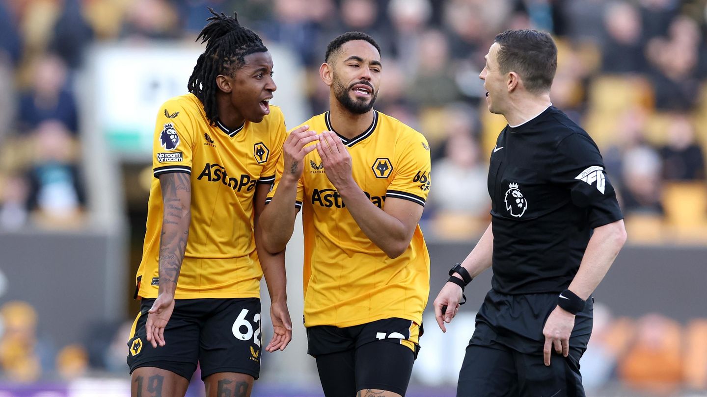 Chirewa and Cunha protest to referee Wolves v West Ham