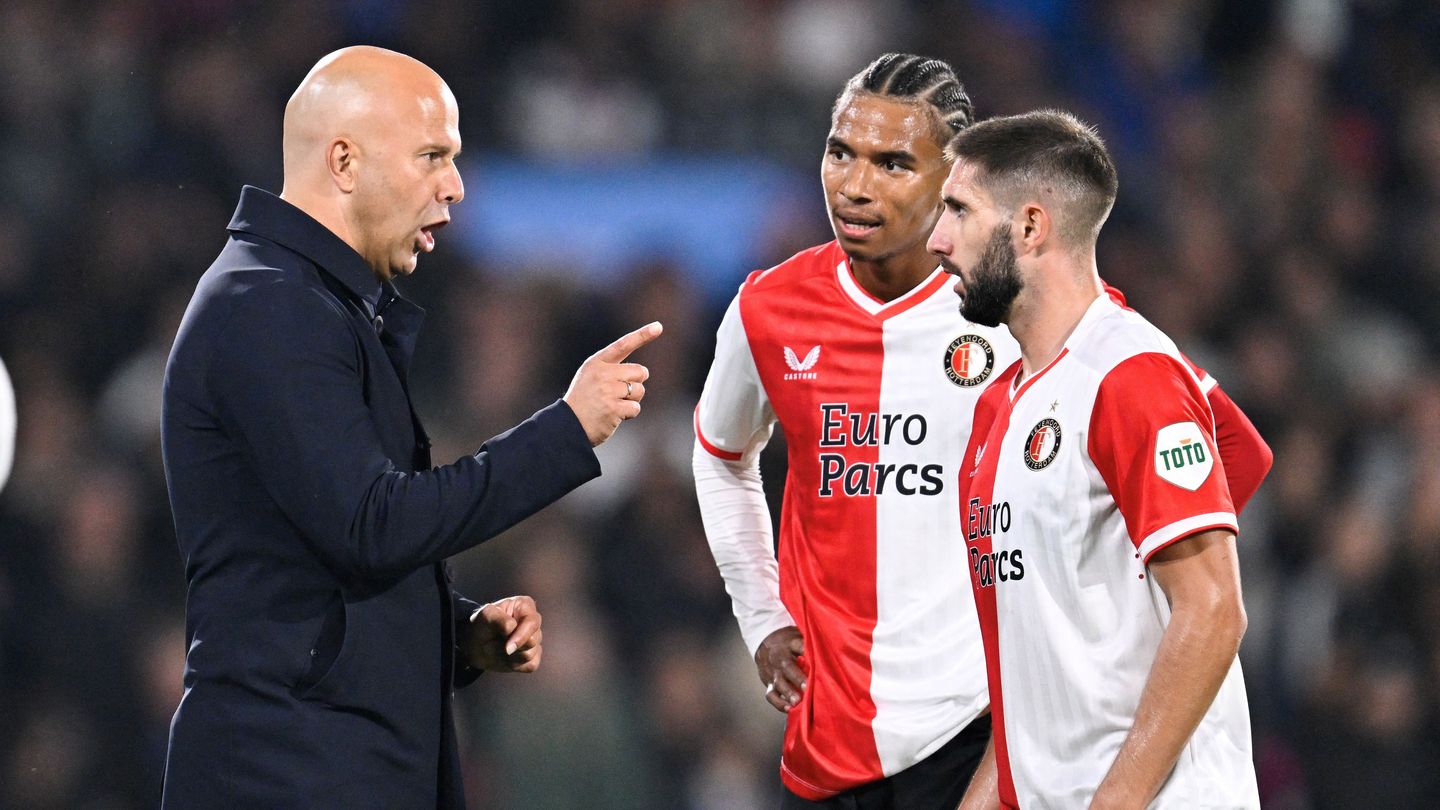 Arne Slot talking to players