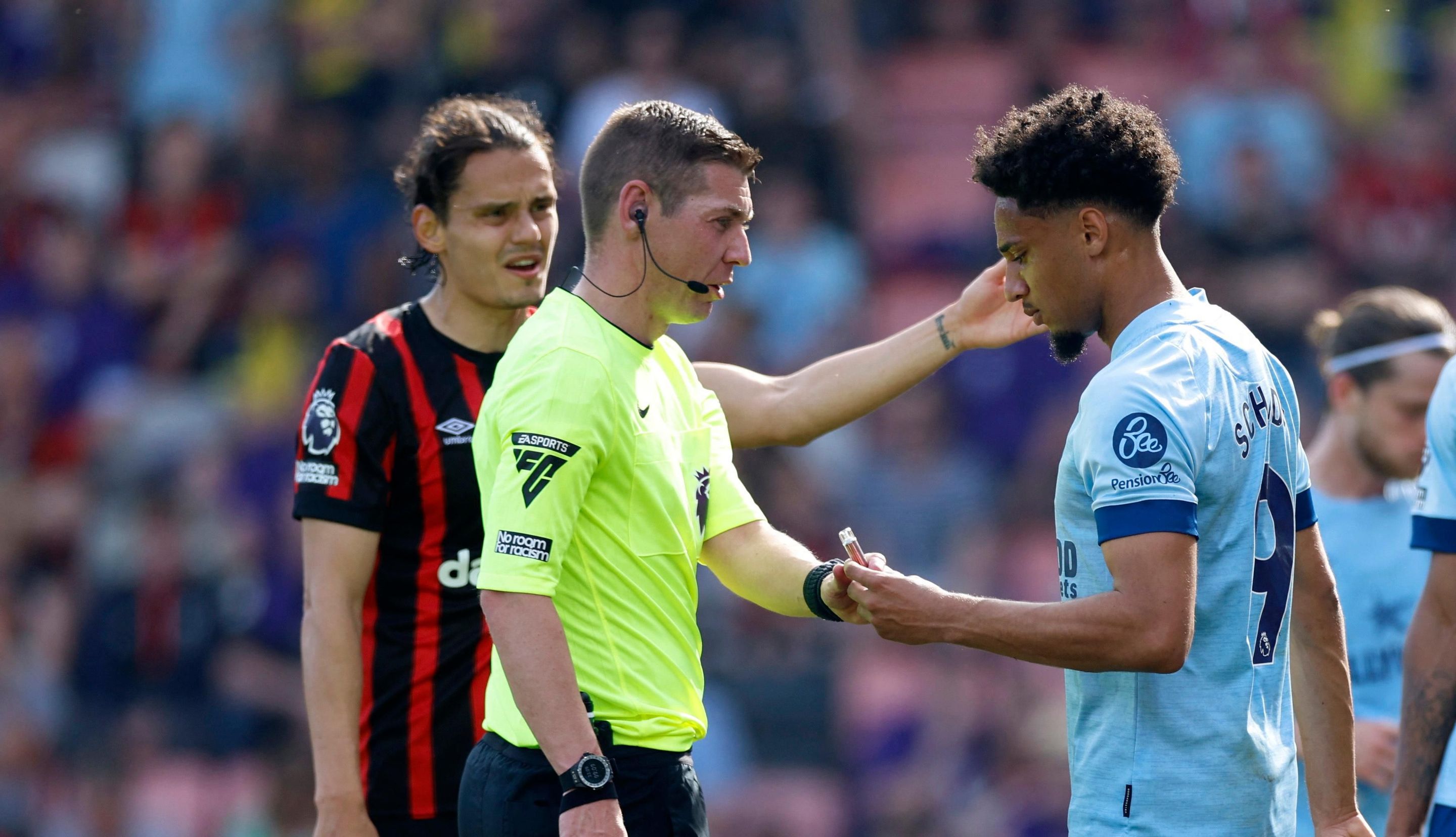 Matt Donohue kena sanksi usai blunder VAR Manchester United vs Manchester City