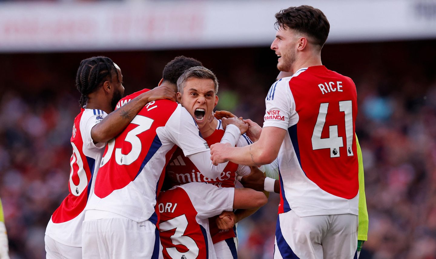 Arsenal snatch LATE victory to go level with Man City