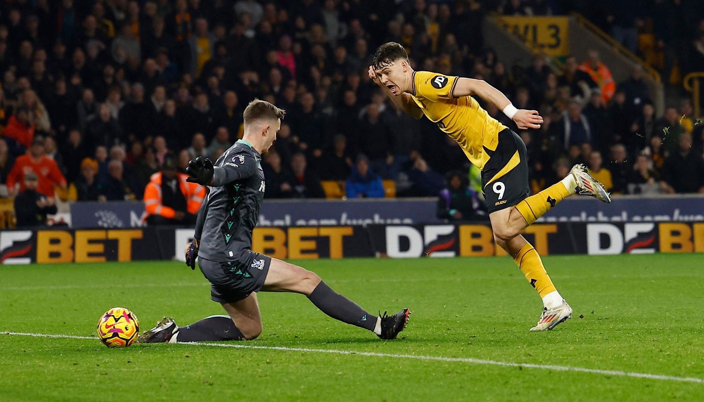 Strand Larsen scores, Wolverhampton Wanderers v Crystal Palace