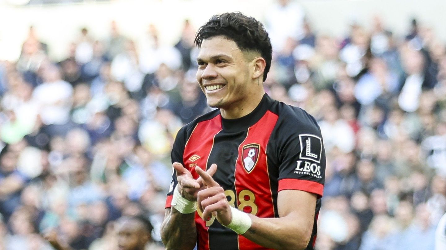 Evanilson in the Bournemouth red-and-black striped home shirt