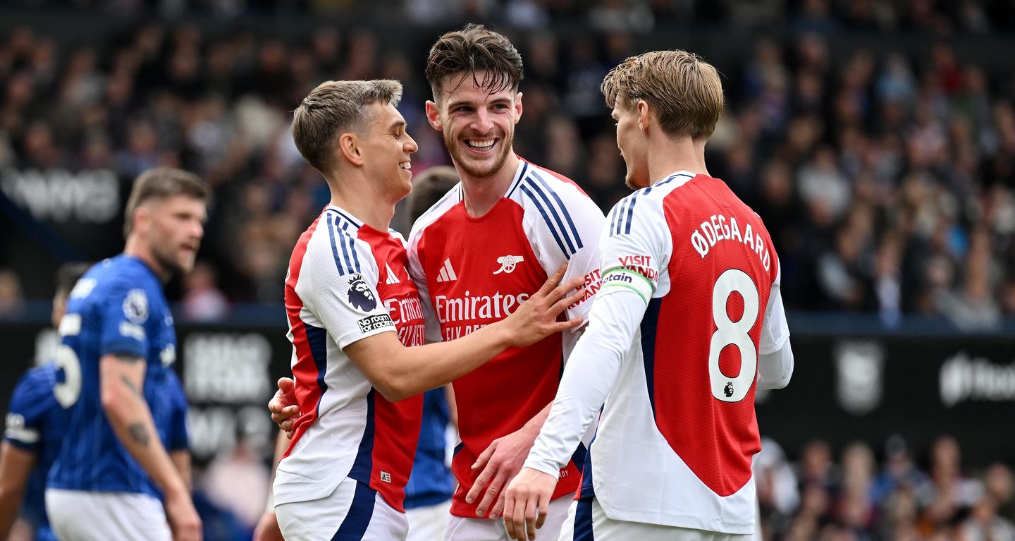 Arsenal ease past 10-man Ipswich to delay Liverpool title
