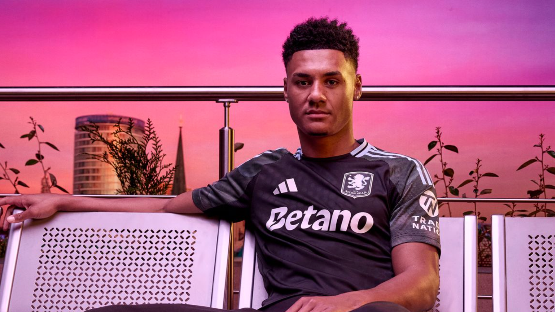 Ollie Watkins in Aston Villa's away shirt