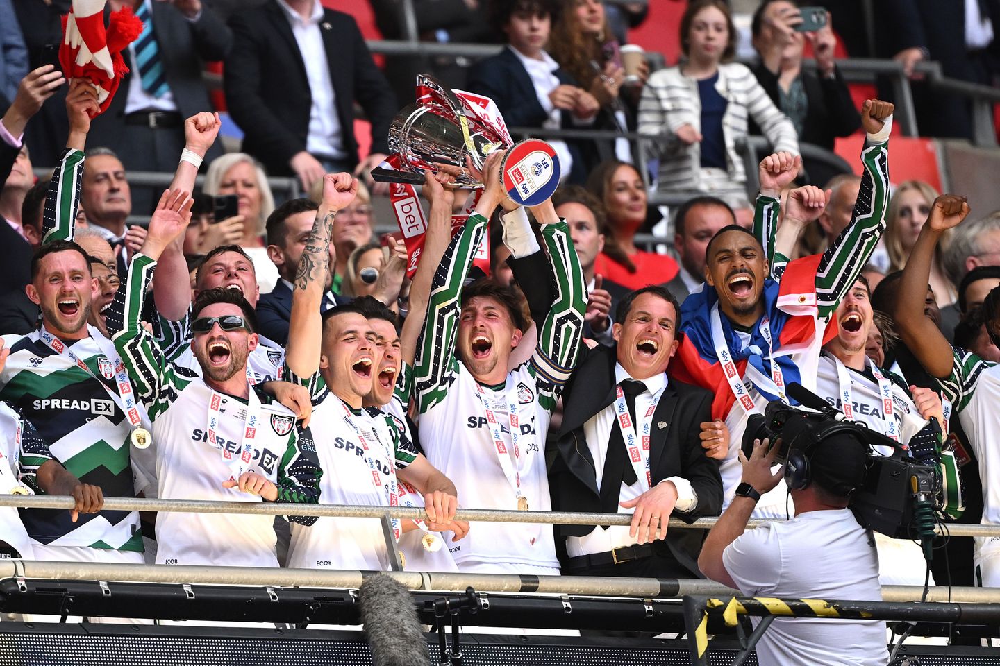 Sunderland lifting trophy