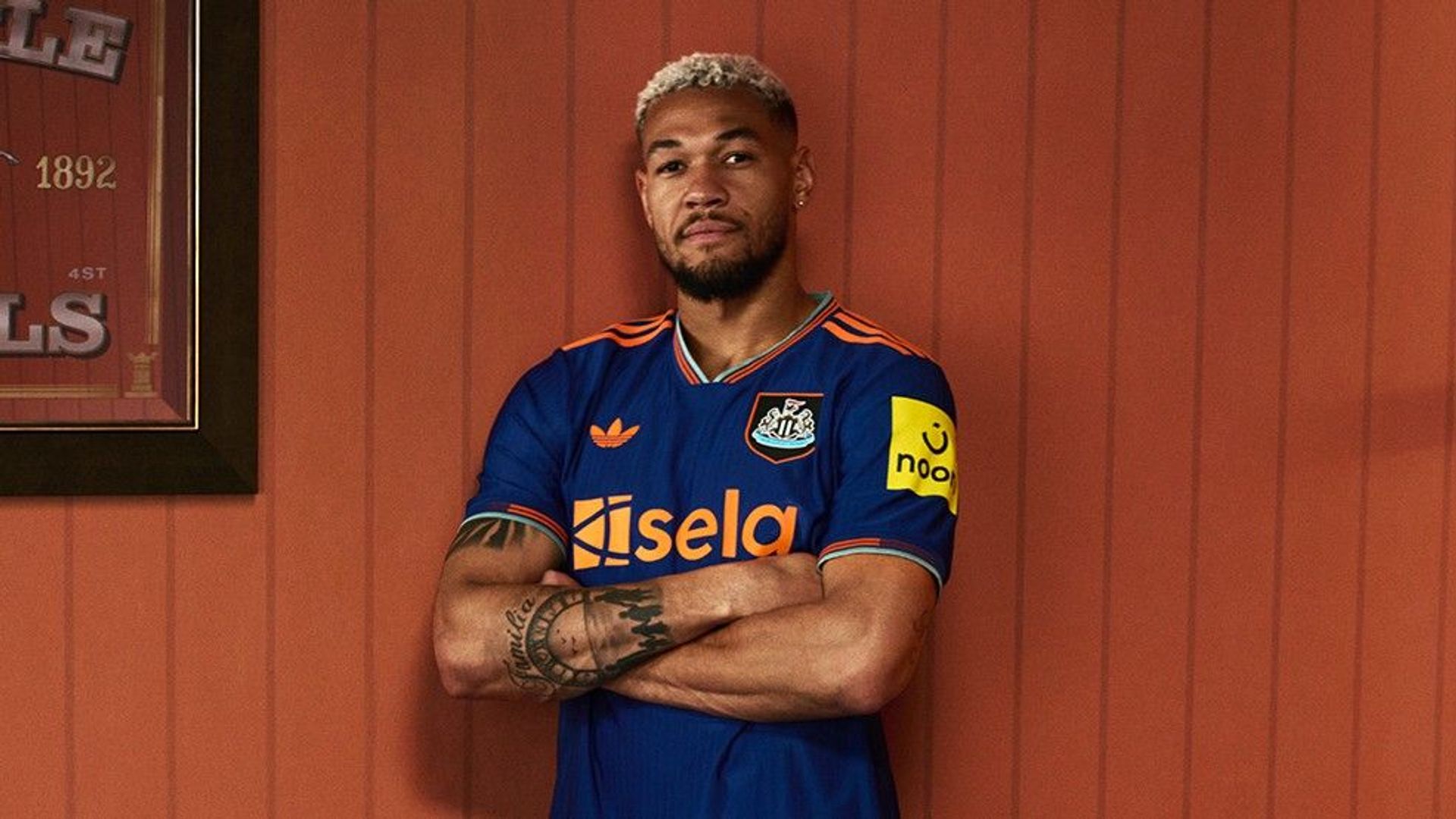 Joelinton in Newcastle's third shirt