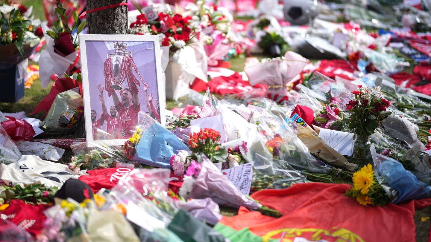 Liverpool supporters' tributes to Jota 