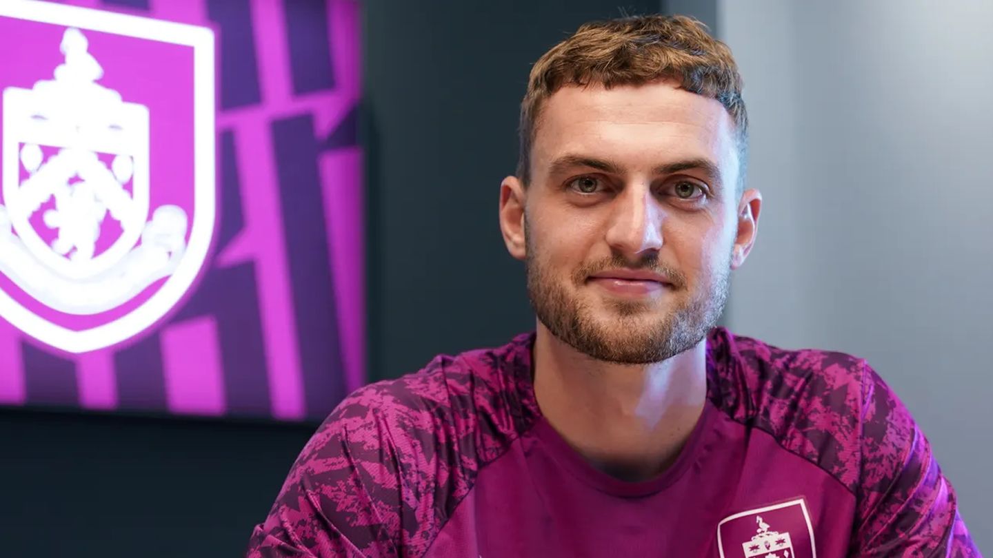 Jacob Bruun Larsen signs for Burnley