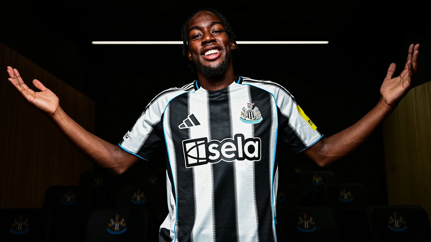 Elanga signs for Newcastle
