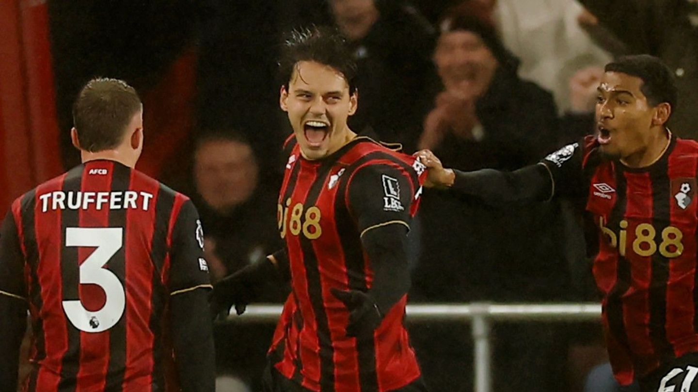 Enes Unal of AFC Bournemouth celebrates scoring his team's second goal with teammates Adrien Truffert (L) and Amine Adli (R)