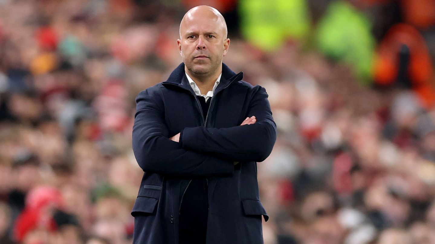 Arne Slot looking concern on the side line