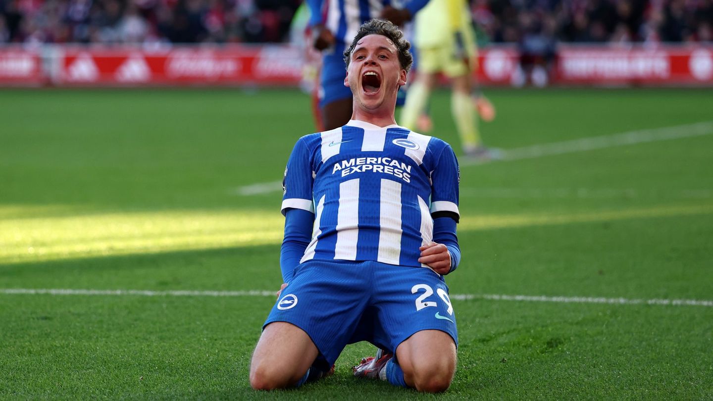 De Cuyper celebrating after his goal with a knee slide