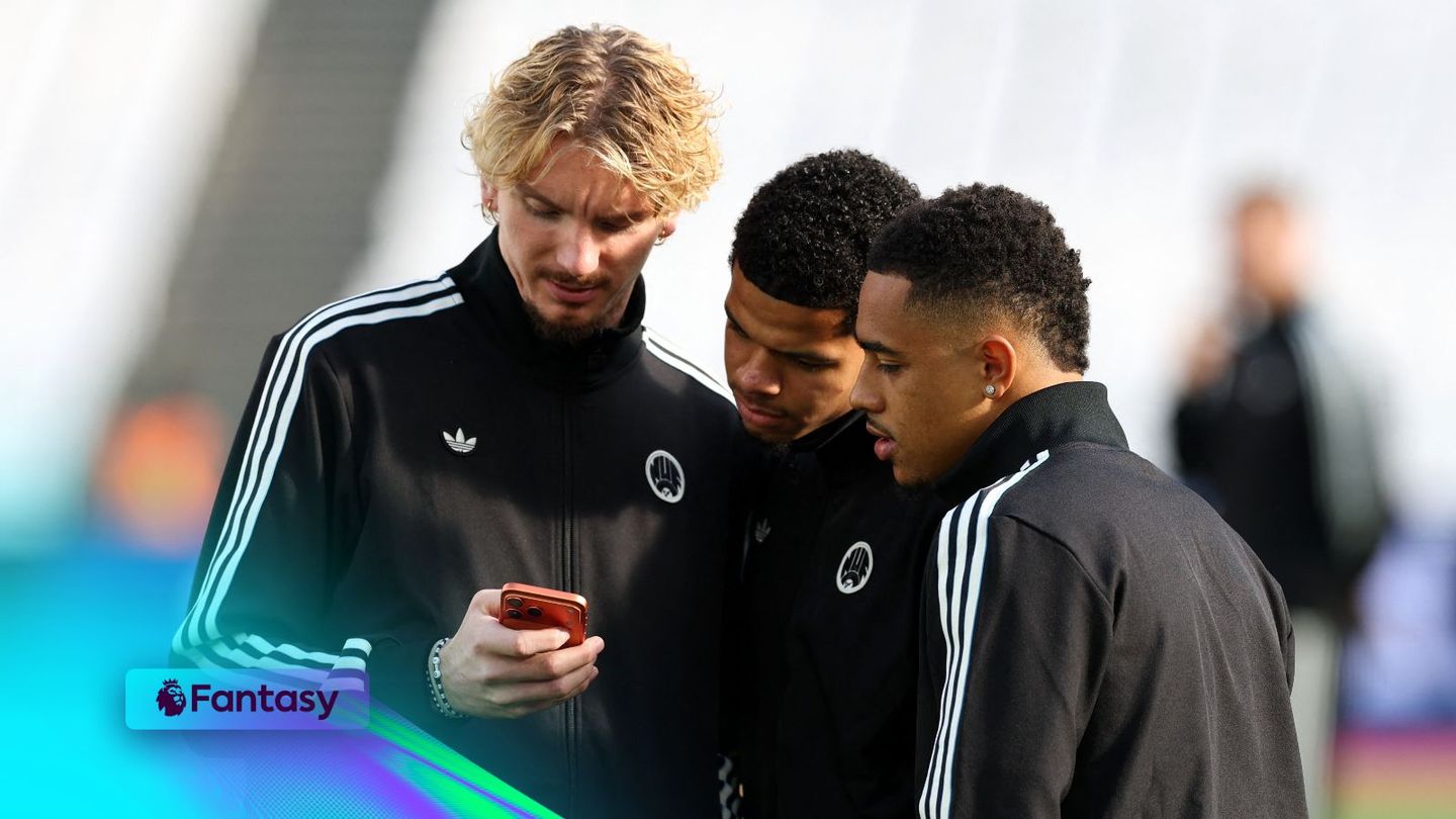 Woltemade, Osula and Ramsey looking at a phone ahead of kick-off, with an FPL overlay