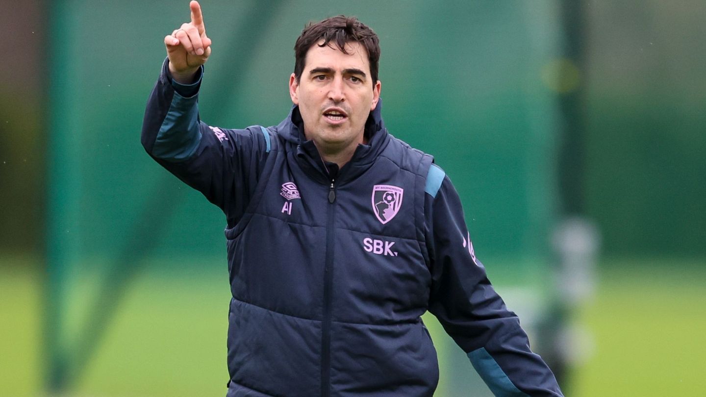 Iraola during training